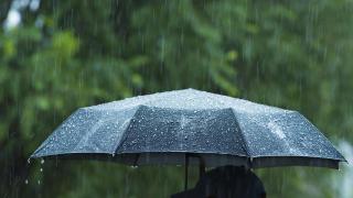 Una persona bajo la lluvia con un paraguas