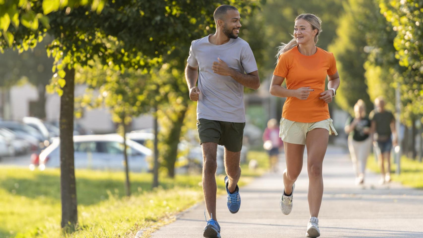 Imagen de archivo de dos personas haciendo ejercicio.