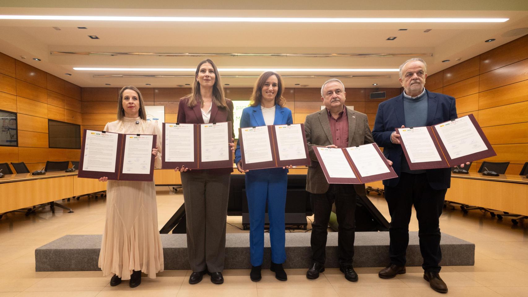 Los firmantes del acuerdo para un nuevo estatuto marco de los sanitarios. En el centro, la ministra Mónica García.