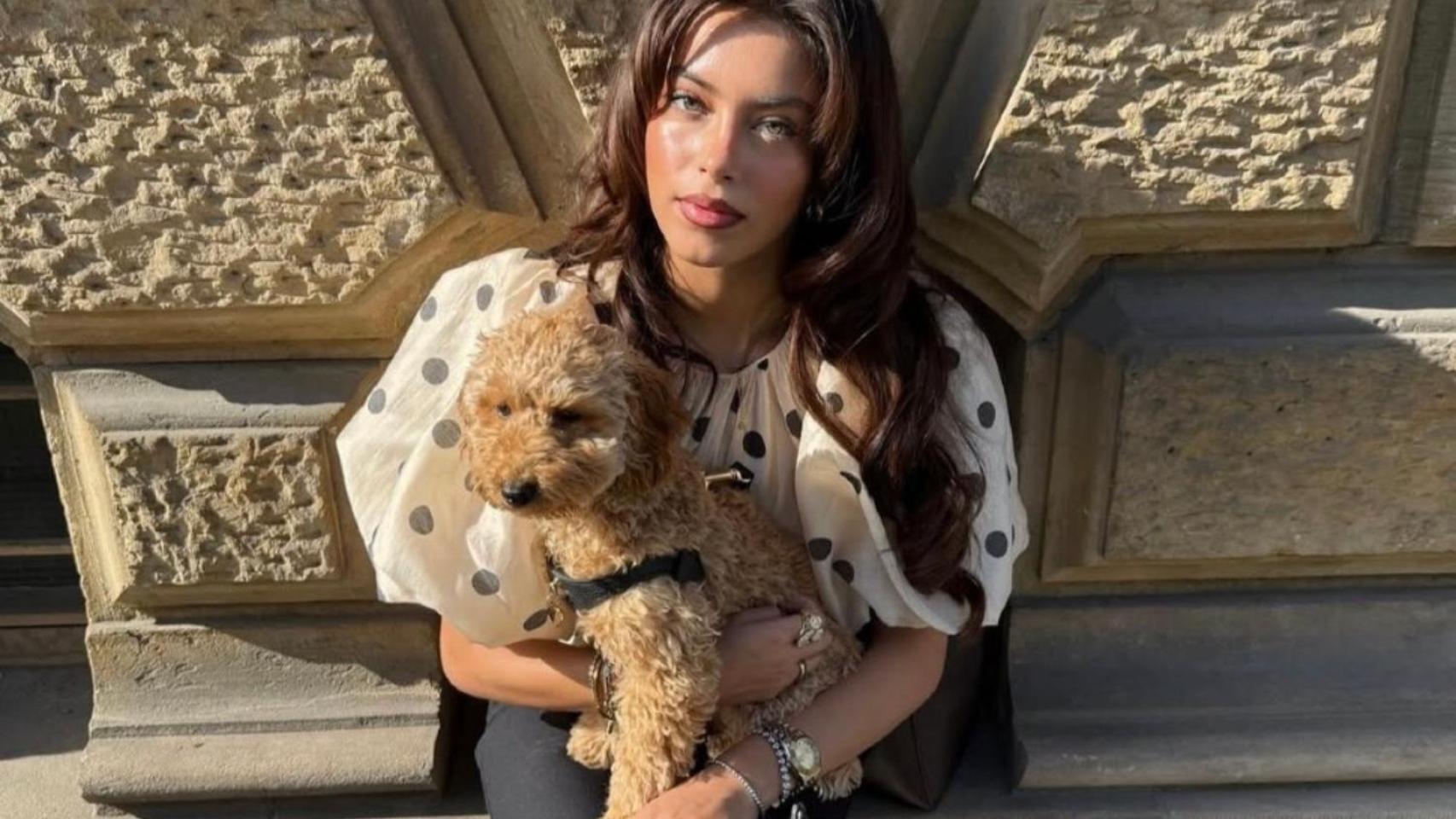 Una modelo con un perro.