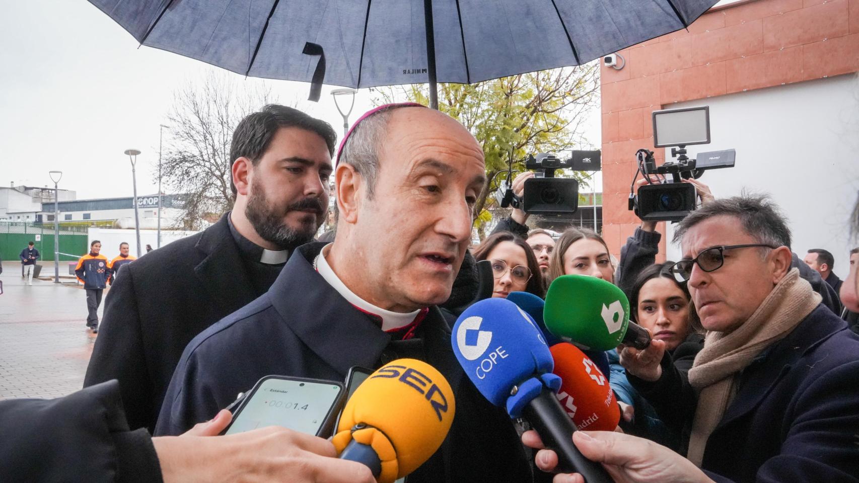 Jesús Fernández, obispo de Córdoba, ofrece unas declaraciones a los medios antes de la misa funeral en memoria de las víctimas del accidente ferroviario de Adamuz, a 25 de enero de 2026 en Adamuz.