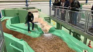 Los expertos del Cedex durante la visita al laboratorio hidráulico de Iberdrola en Ricobayo (Zamora)