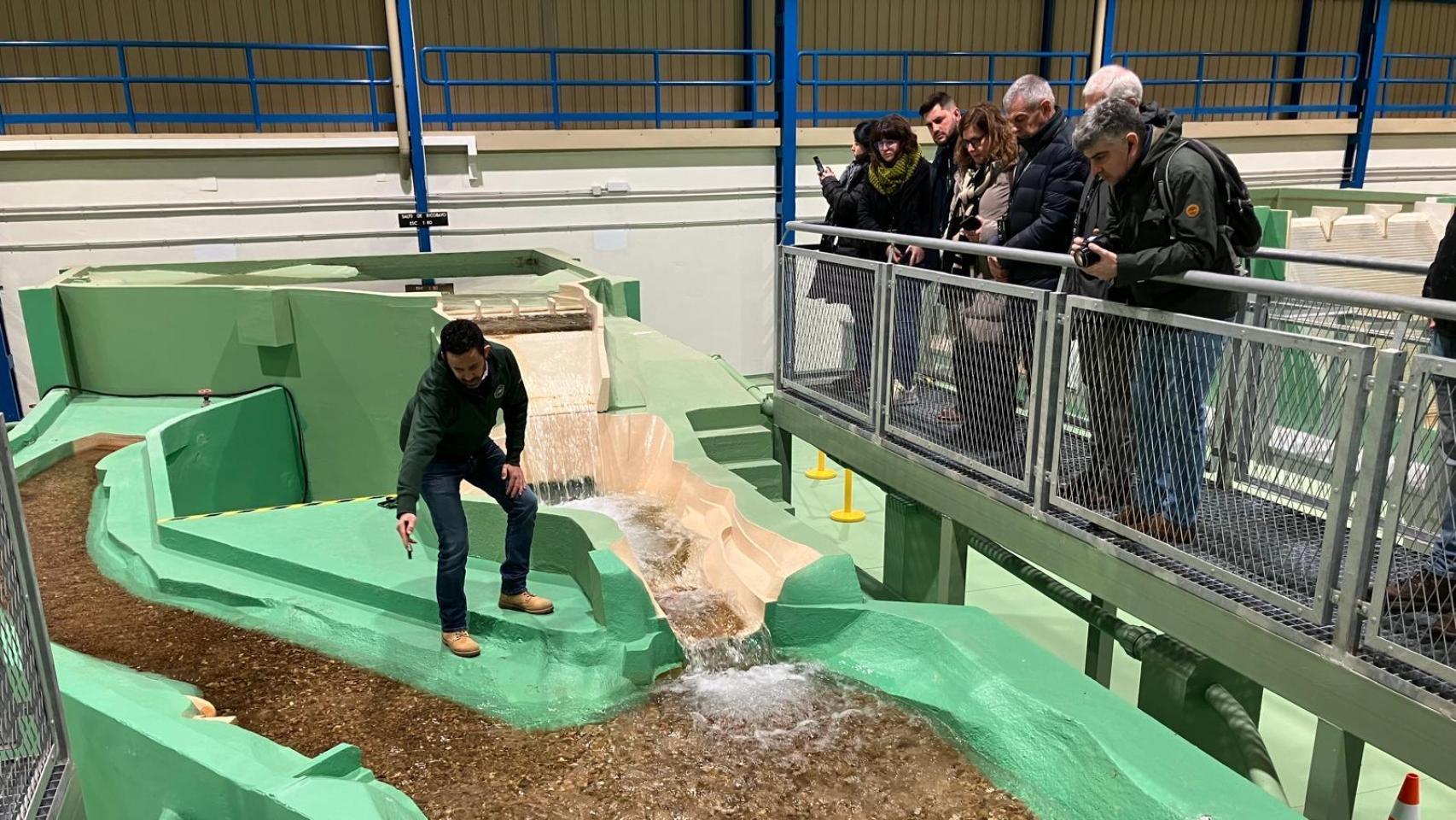 Los expertos del Cedex durante la visita al laboratorio hidráulico de Iberdrola en Ricobayo (Zamora)