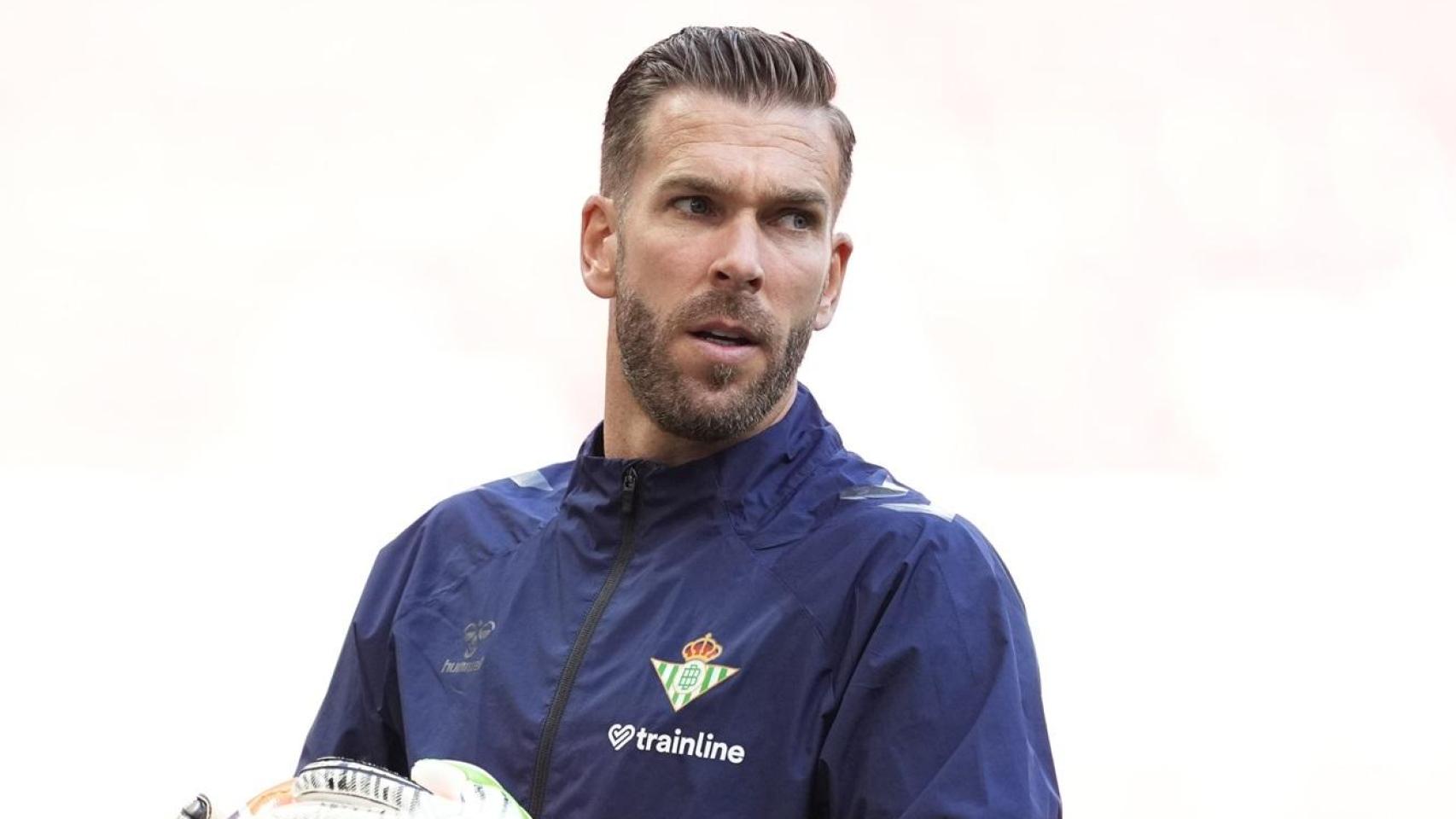 Adrián San Miguel, portero del Real Betis