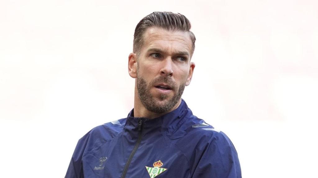 Adrián San Miguel, portero del Real Betis