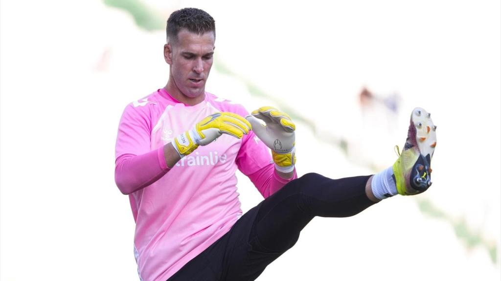 Adrián San Miguel, durante un calentamiento con el Real Betis
