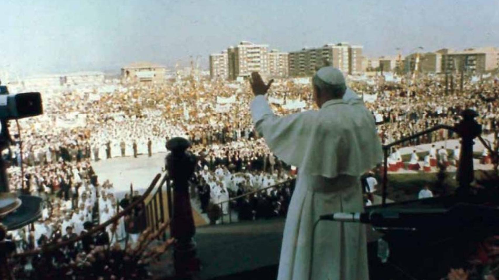 Juan Pablo II llegó al barrio de Santa María de Benquerencia, de Toledo, procedente de Guadalupe, acompañado del Cardenal don Marcelo González Martín el 4 de noviembre de 1982.
