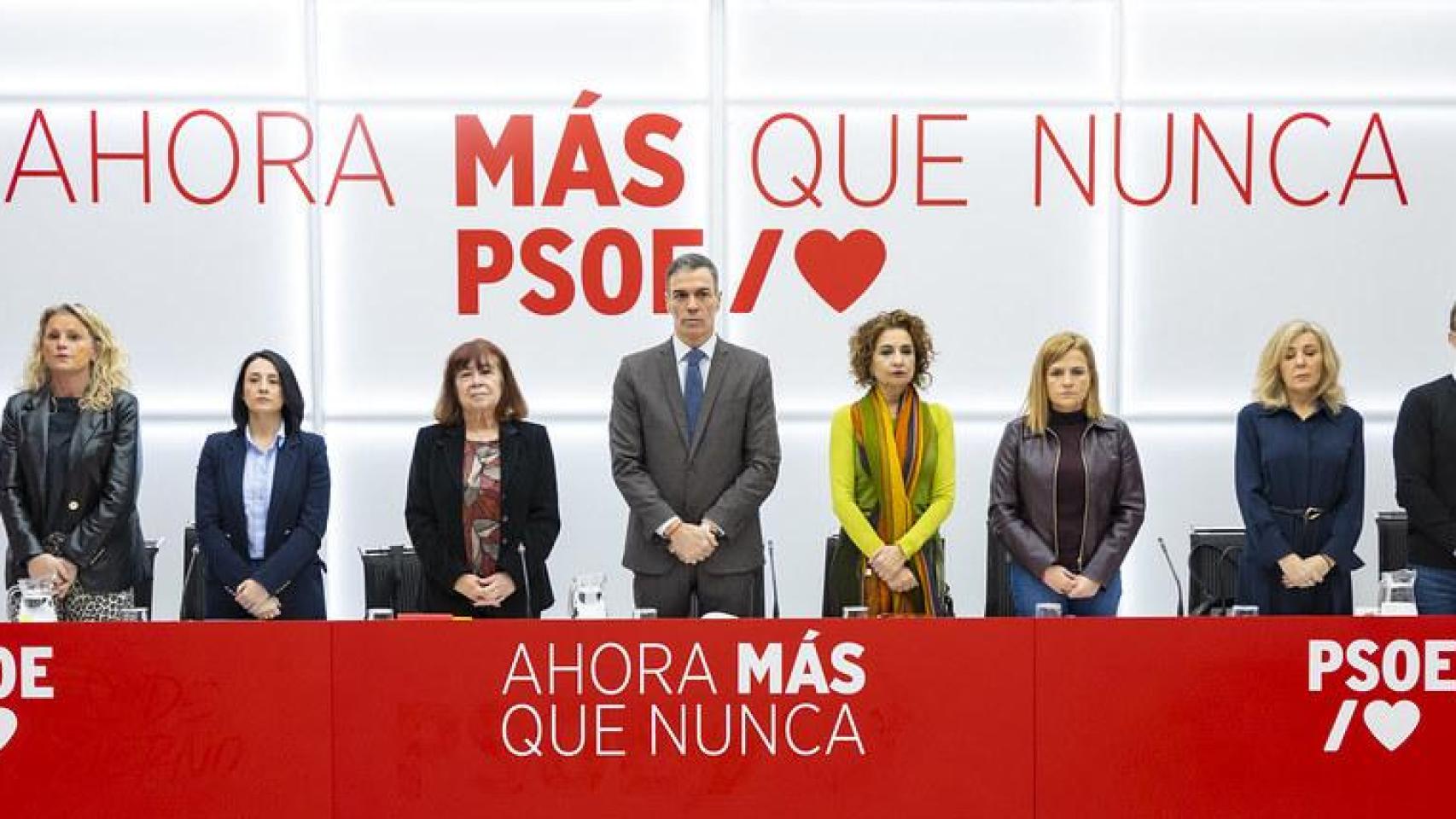 La Ejecutiva del PSOE, presidida por Pedro Sánchez, guarda un minuto de silencio.