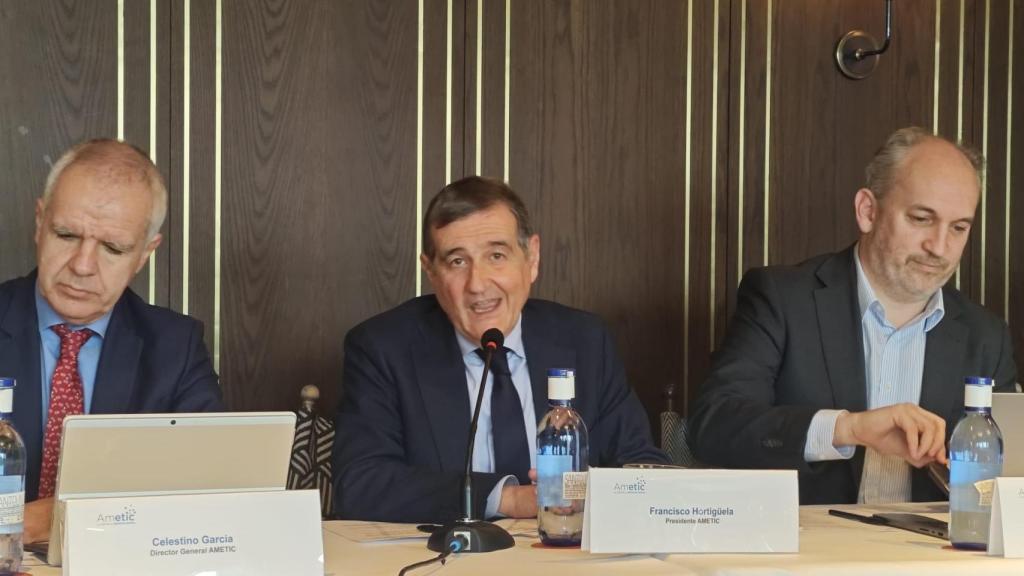 Francisco Hortigüela, presidente de Ametic, en el centro, durante la presentación del documento.
