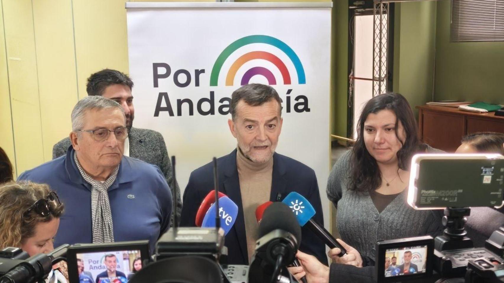 Antonio Maíllo comparece ante los medios de comunicación.