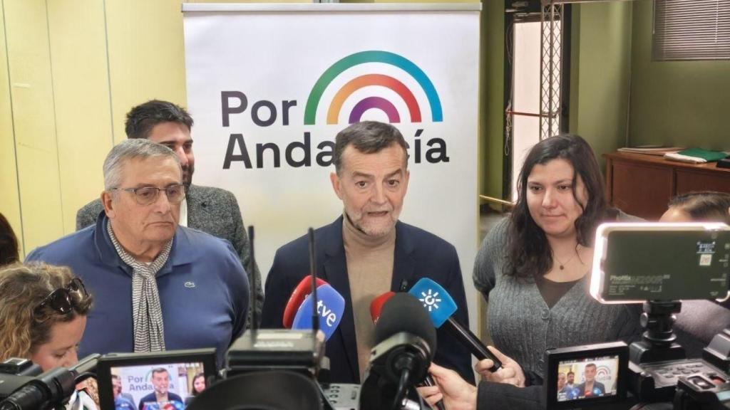 Antonio Maíllo comparece ante los medios de comunicación.