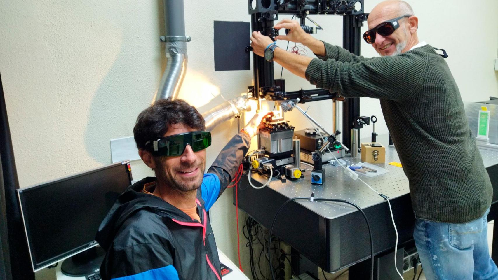 De izquierda a derecha: el profesor de Física Aplicada de la USAL, Javier Rodríguez Vázquez de Aldana, y Pablo Moreno Pedraz, catedrático y miembro fundador del grupo láser ALF-USAL .