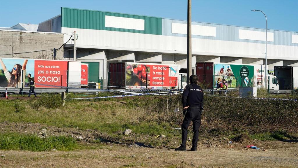 Varios agentes de Policía en Agrela donde falleció un hombre tras disparos de un policía durante una intervención.