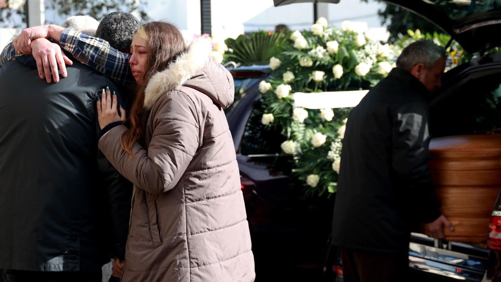 Familiares despiden a los Zamorano Álvarez, la familia de Punta Umbría de la que ha sobrevivido una pequeña de seis años.