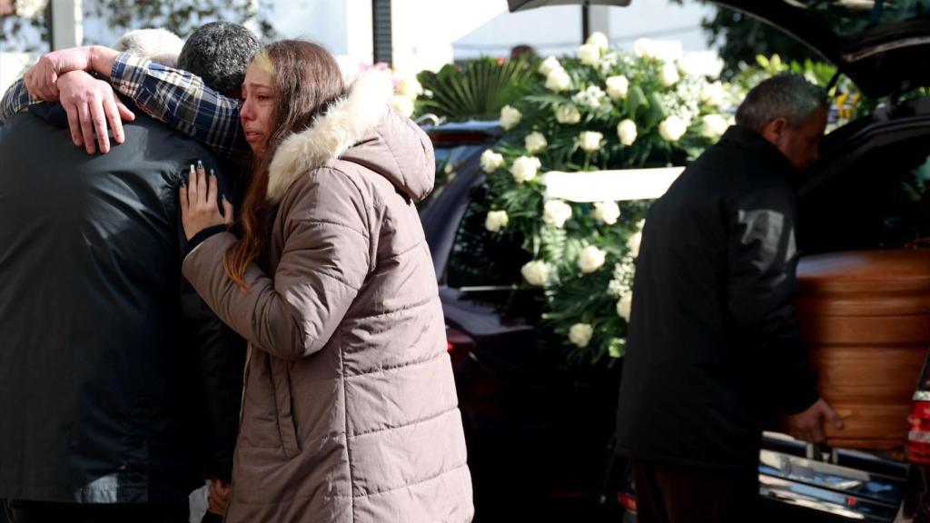 Familiares despiden a los Zamorano Álvarez, la familia de Punta Umbría de la que ha sobrevivido una pequeña de seis años.