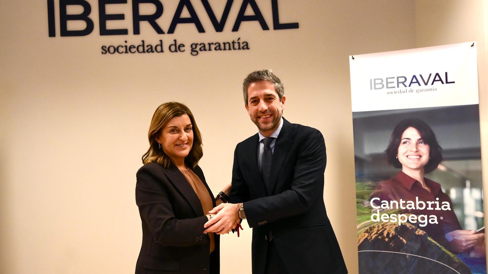 la presidenta del Gobierno de Cantabria, María José Sáenz de Buruaga, y el presidente de Iberaval, César Pontvianne.