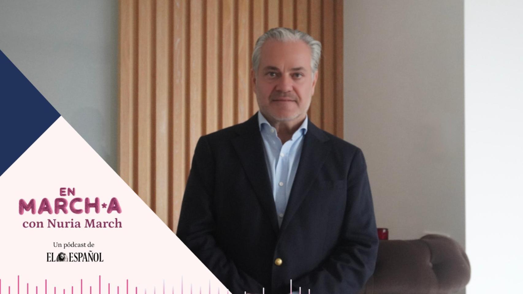 El empresario se sienta ante los micrófonos del pódcast.