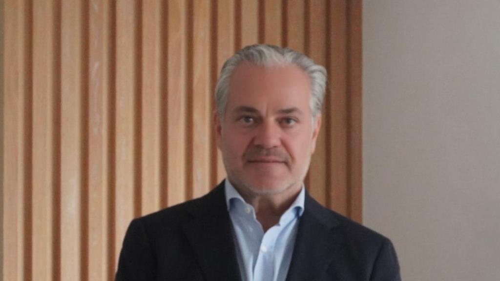 El empresario se sienta ante los micrófonos del pódcast.