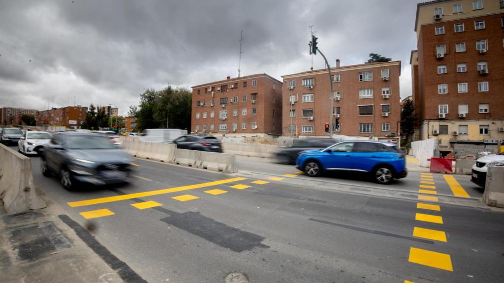 Paso de peatones provisional en las obras de la A-5.