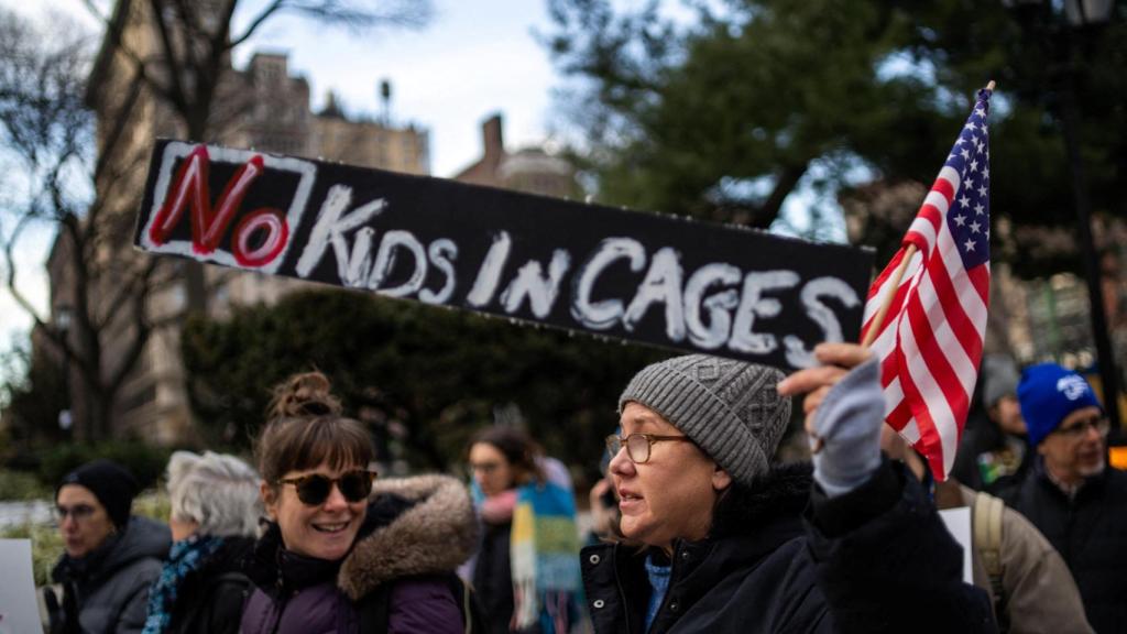 Manifestantes con una pancarta en la que se lee el lema 'Que no haya niños en jaulas'.