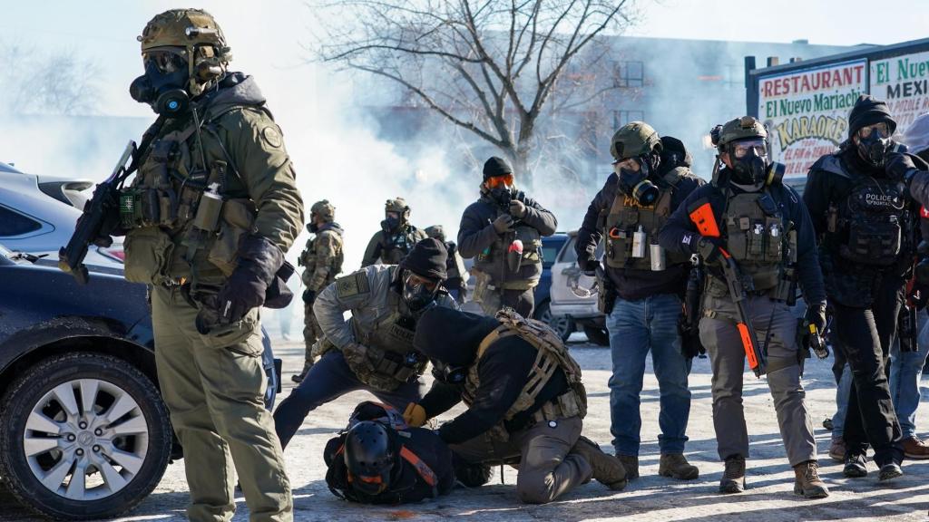 Agentes federales detienen a un manifestante tras un tiroteo mortal en Minneapolis, Minnesota (EE. UU.), el 24 de enero de 2026. Foto: EFE/EPA/CRAIG LASSIG