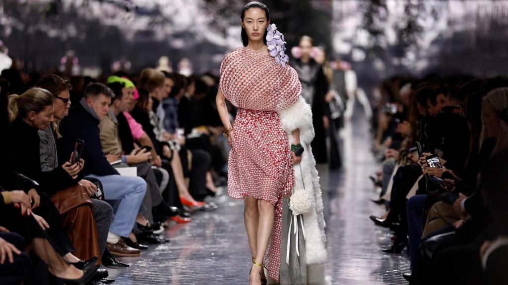 Una de las modelos de Dior desfilando sobre la pasarela de la Semana de la Alta Costura de París.