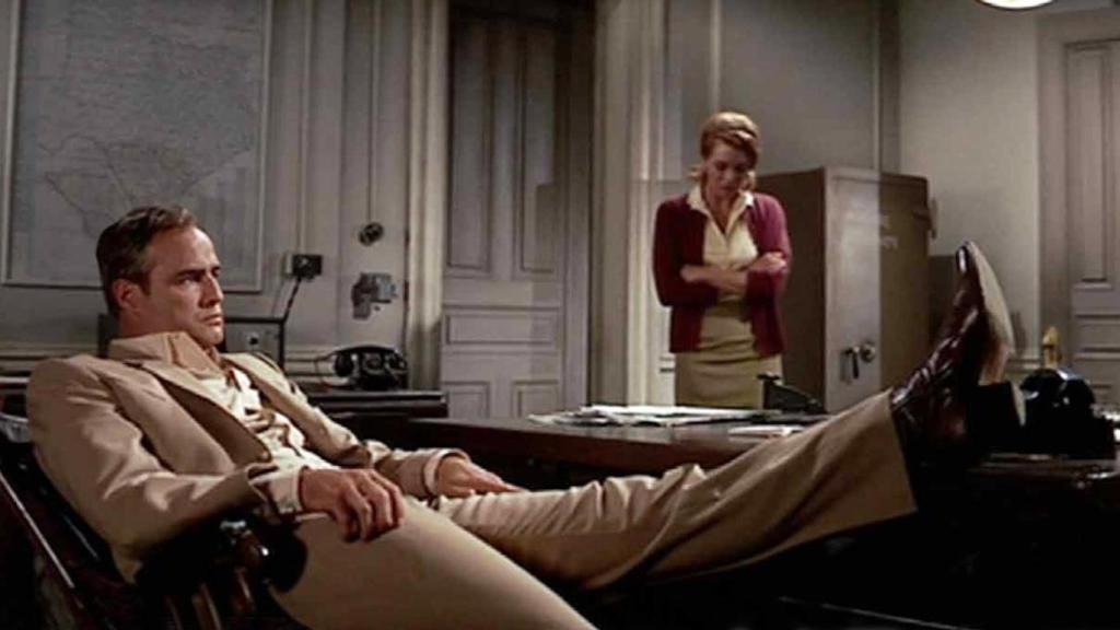 Marlon Brando como el sheriff Calder en 'La jauría humana'.