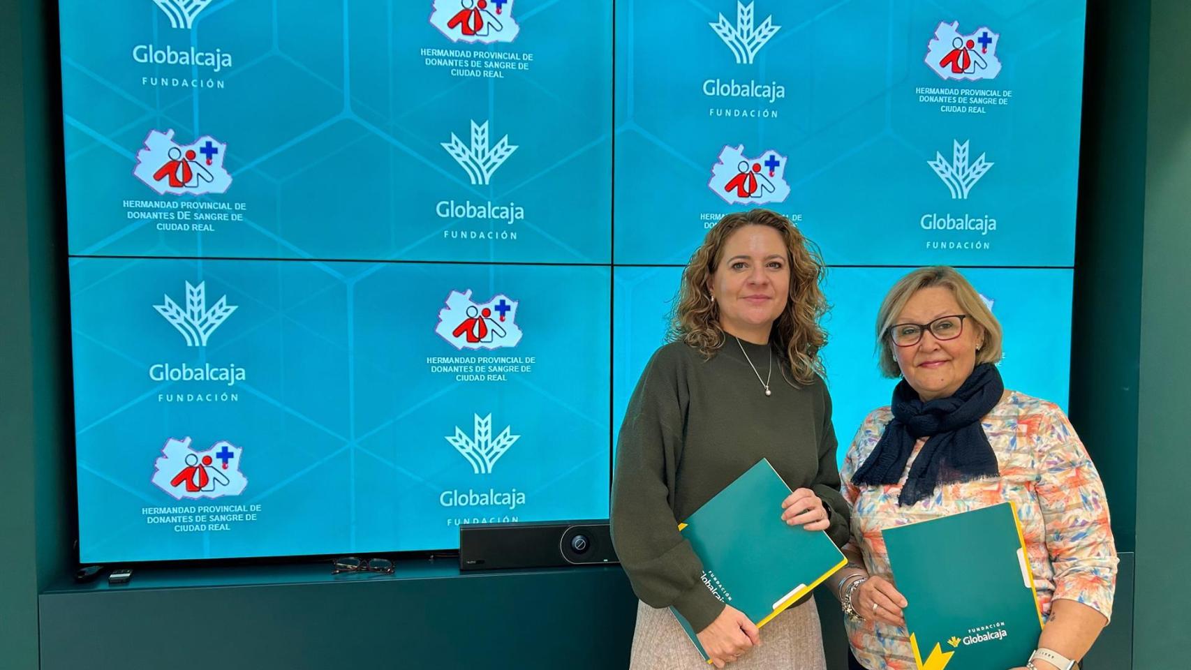 Matilde Santiyán, y Mayte Carmona durante la firma del convenio.