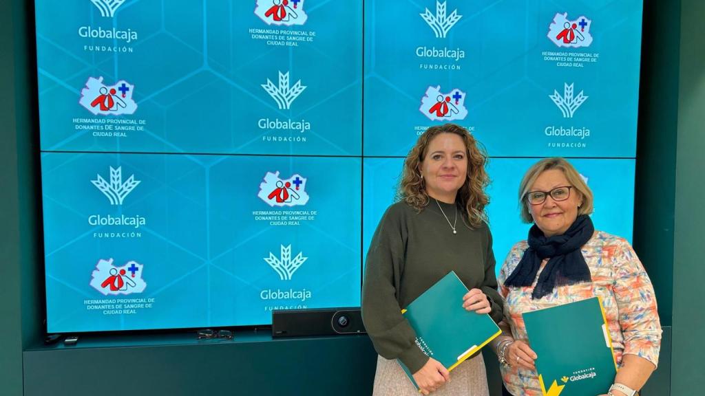 Matilde Santiyán, y Mayte Carmona durante la firma del convenio.