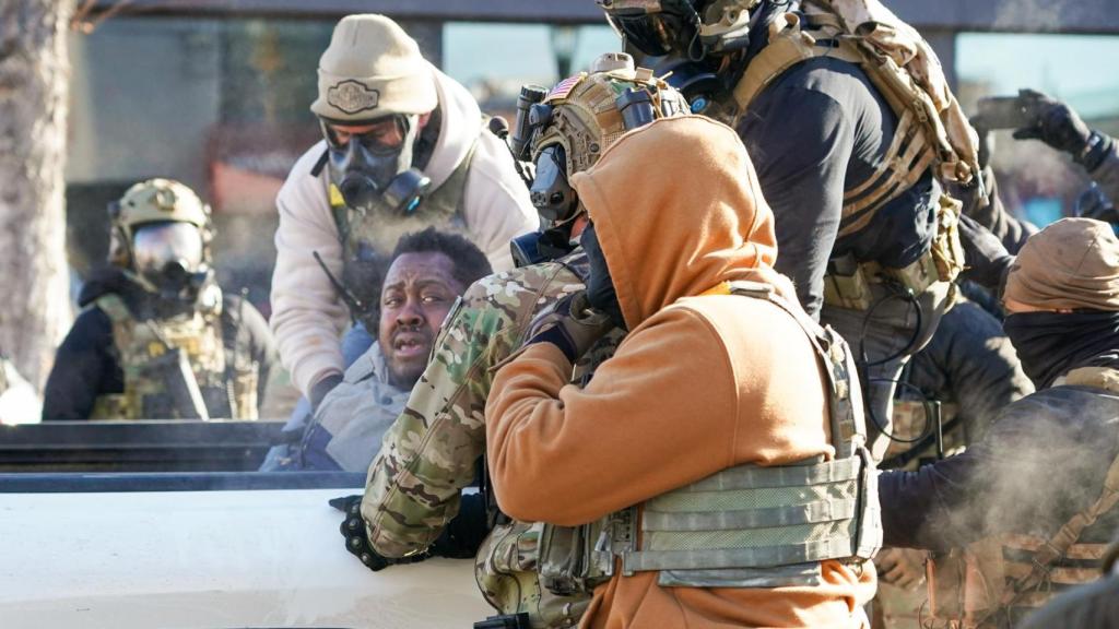 Agentes federales suben a un manifestante herido a una camioneta durante un enfrentamiento con la policía después de que agentes del ICE dispararan varias veces a un hombre mientras intentaban detenerlo en Minneapolis, Minnesota, EE. UU., el 24 de enero de 2026. Foto: EFE/EPA/CRAIG LASSIG