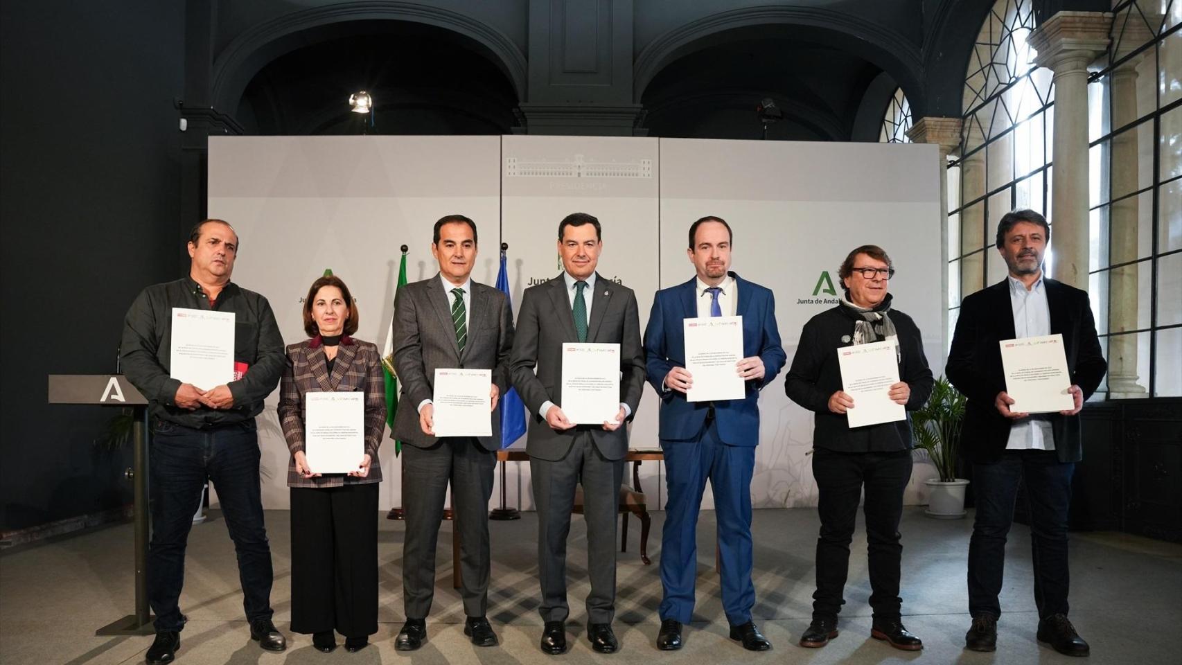 El presidente de la Junta, Juanma Moreno, con los sindicatos en la firma del acuerdo.