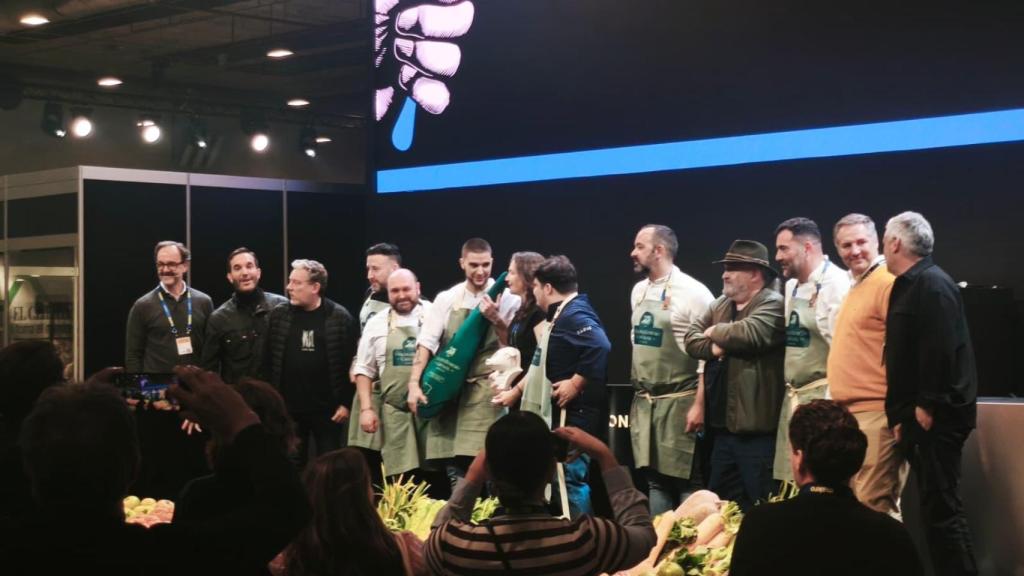 Todos los participantes y el jurado del certamen.