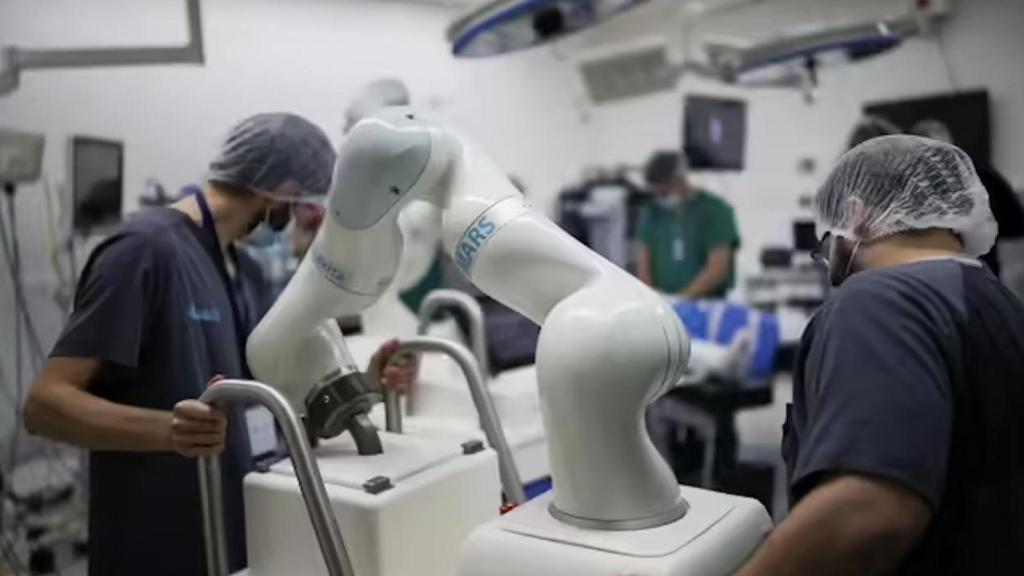Ingenieros de IA mueven un robot que se dispone a realizar una intervención sanitaria en Santiago de Chile.
