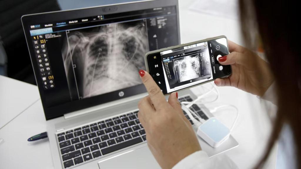 Una sanitaria analiza una radiografía utilizando IA.