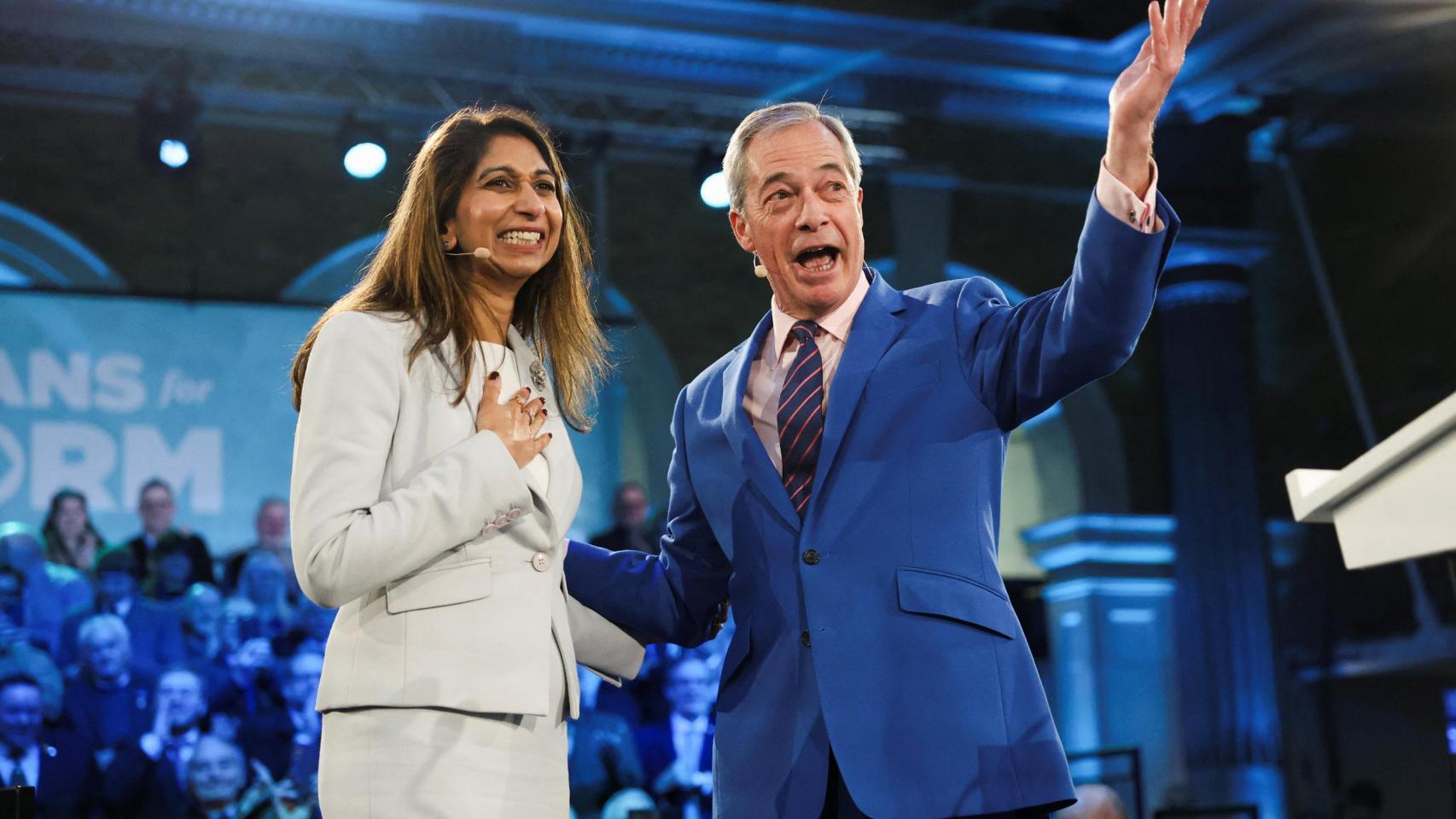 Suella Braverman posa junto con Nigel Farage durante la presentación de prensa “Veterans for Reform”, en Londres.