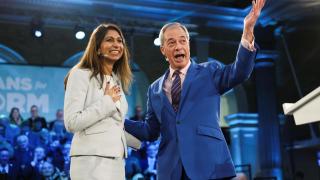 La exministra del Interior británica Suella Braverman posa junto con Nigel Farage durante la presentación de prensa “Veterans for Reform”, en Londres.