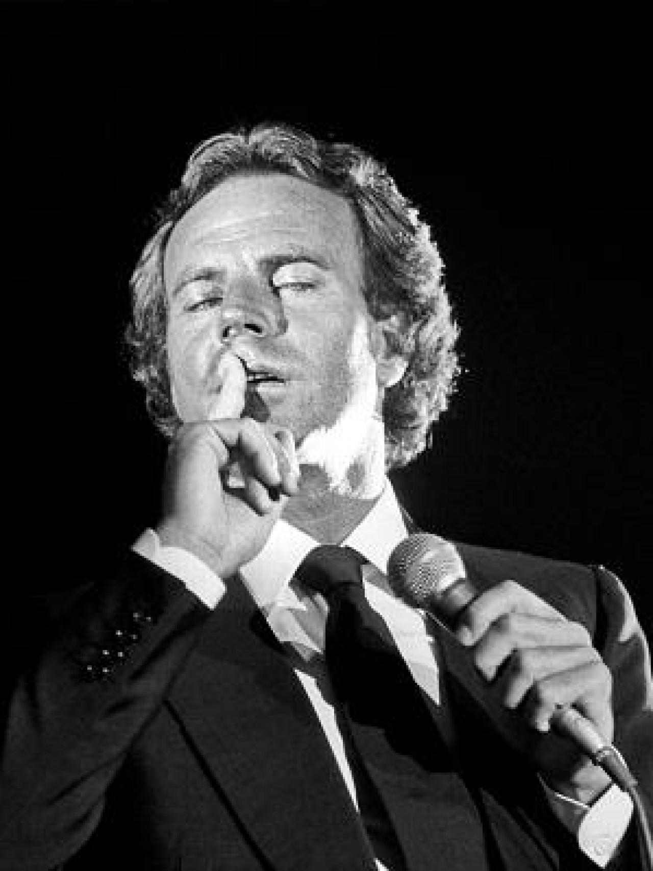 Julio Iglesias durante una de sus actuaciones, hace años.