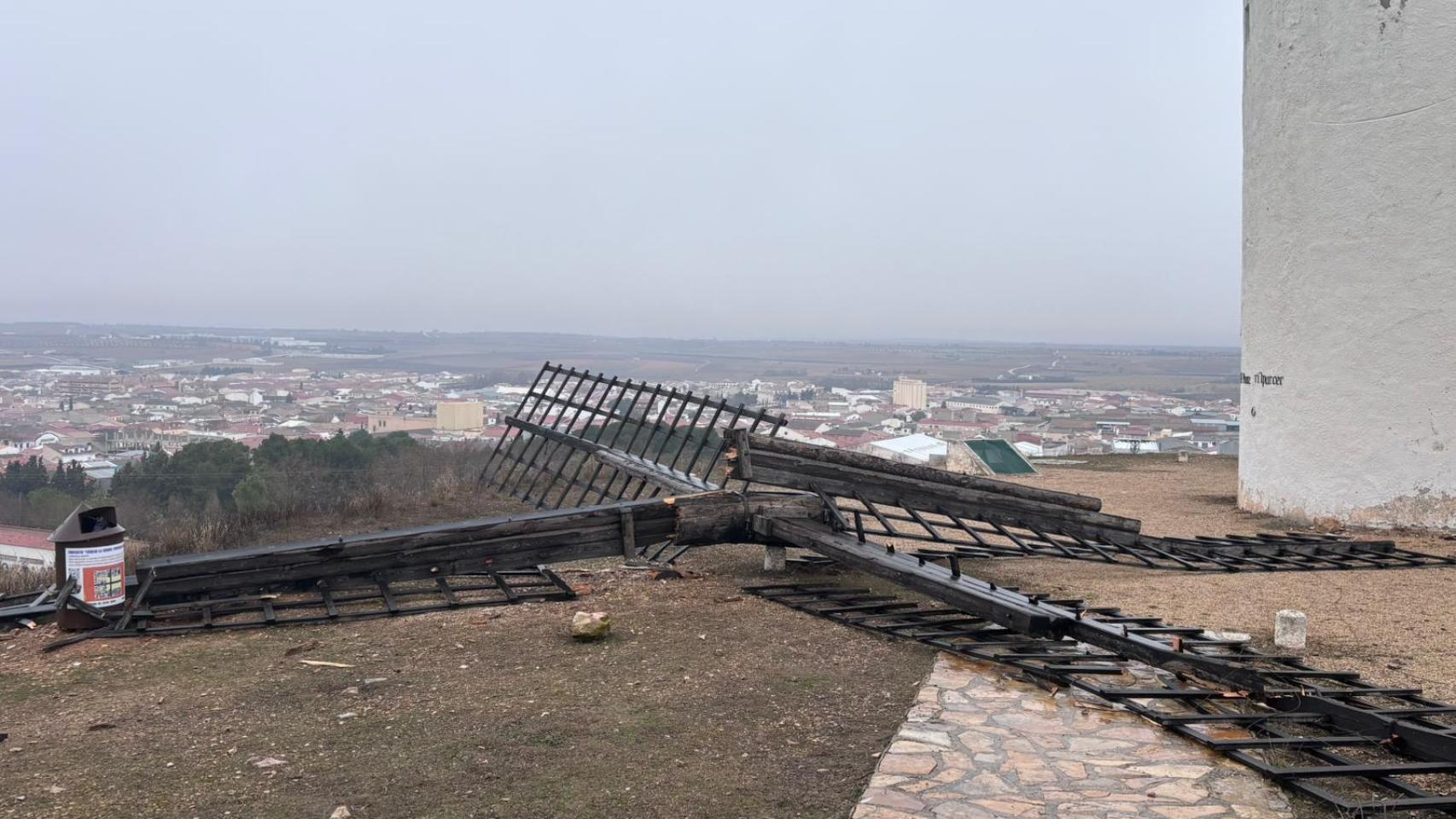 Estado en el que ha quedado el molino de viento Franz Grillparzer de Mota del Cuervo.