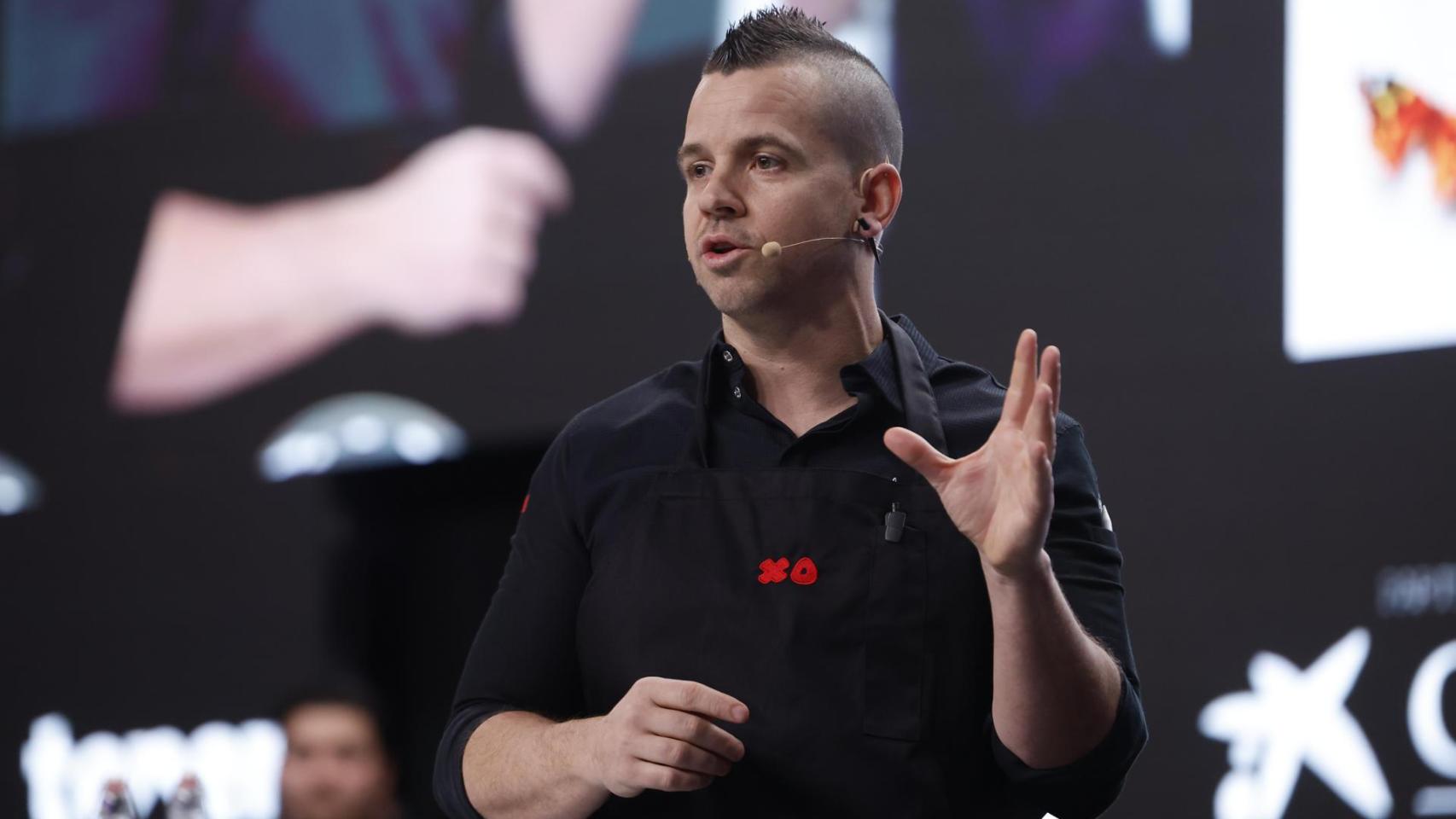 El chef español David Muñoz, conocido profesionalmente como Dabiz Muñoz, chef del restaurante Diverxo, pronuncia la ponencia 'DiverXO: menú Metamorfosis 2026' durante la jornada inaugural de la gran feria gastronómica Madrid Fusión 2026.