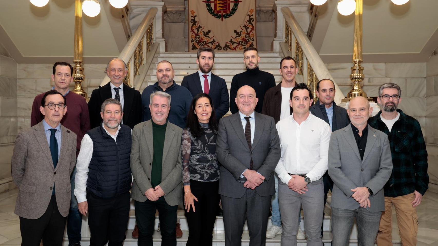 •	El alcalde, Jesús Julio Carnero, ha despedido y deseado suerte a varios de los empresarios