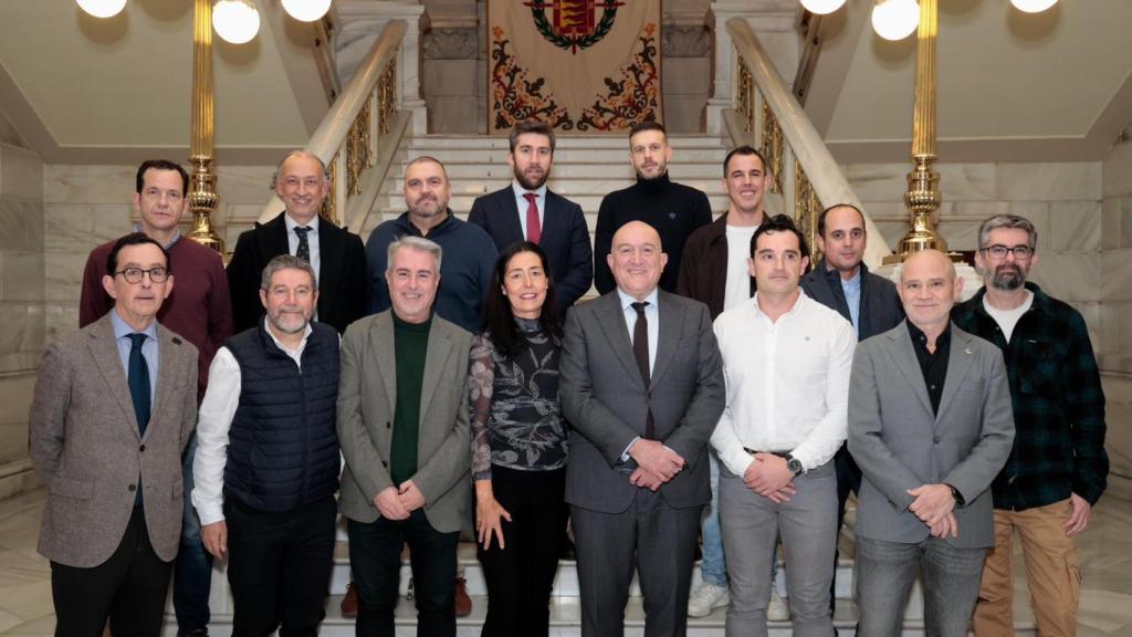 •	El alcalde, Jesús Julio Carnero, ha despedido y deseado suerte a varios de los empresarios