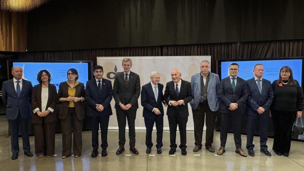 Las autoridades con el premiado antes del acto.