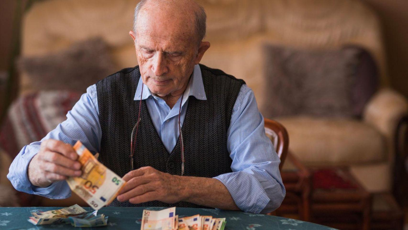 Hombre contando el dinero de su pensión.
