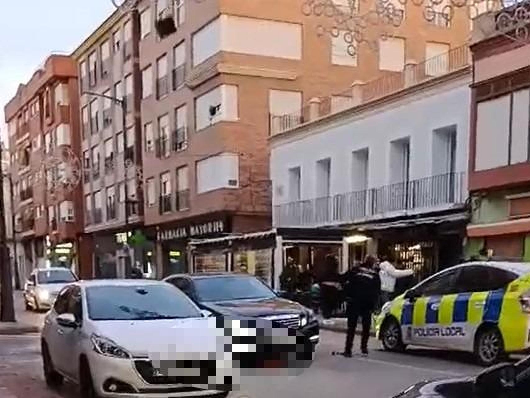 Un mueble lanzado desde una ventana casi cae sobre un coche patrulla de la Policía Local de La Unión, este sábado, durante una pelea multitudinaria en la calle Mayor.