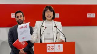 Diana Morant traslada a Juanfran Pérez Llorca un documento con 26 peticiones. EE