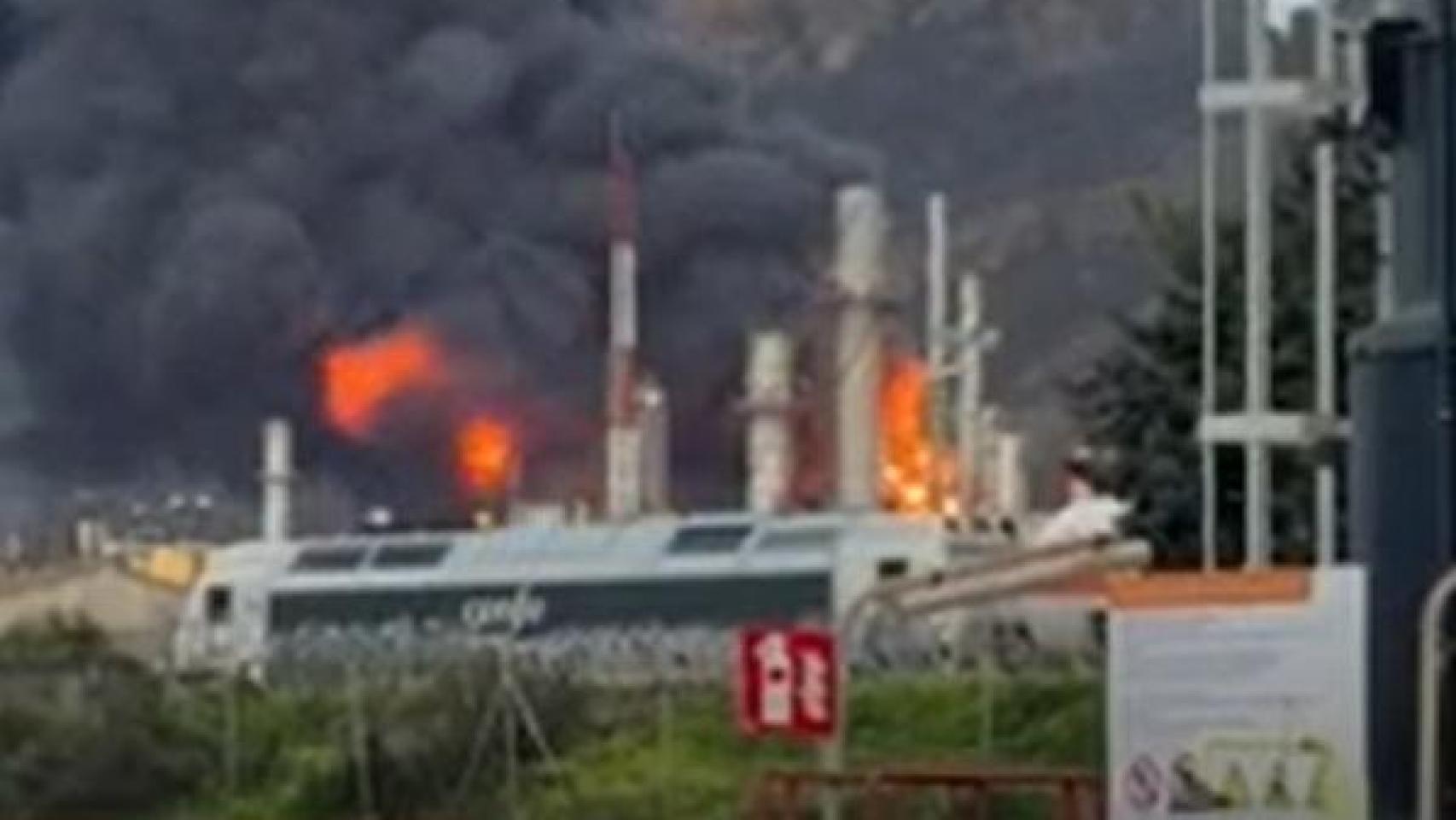 Incendio en las instalaciones de Repsol en el polígono industrial de Escombreras, en Cartagena (Murcia).