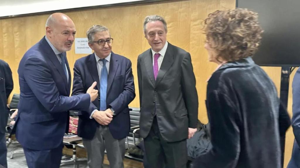 Eusebio Monzó y José Antonio Rovira saludan a la ministra de Hacienda, María Jesús Montero. EE