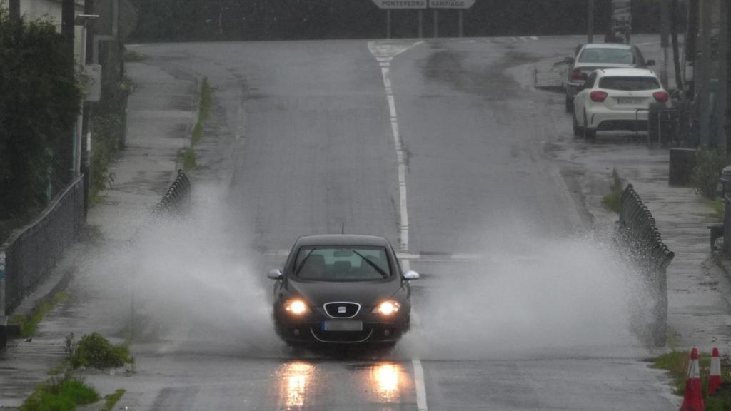 Un coche circula lloviendo en Cuntis.