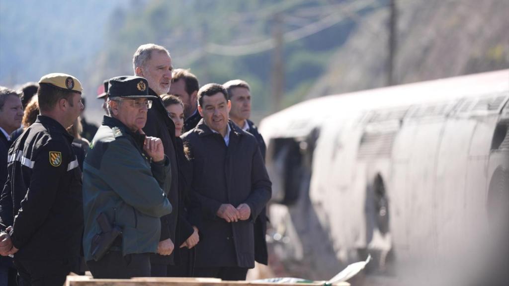 Los Reyes durante su visita a las vías de Adamuz donde descarriló el tren.