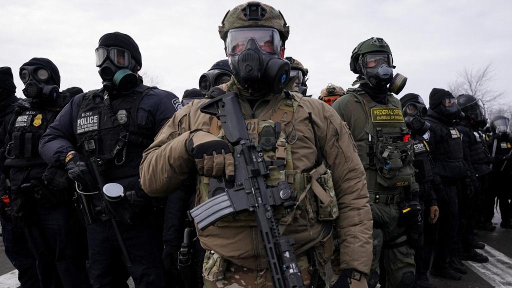 Miembros de la Oficina de Aduanas y Protección Fronteriza de EEUU (CBP) y otros agentes de las fuerzas del orden, en Mineápolis